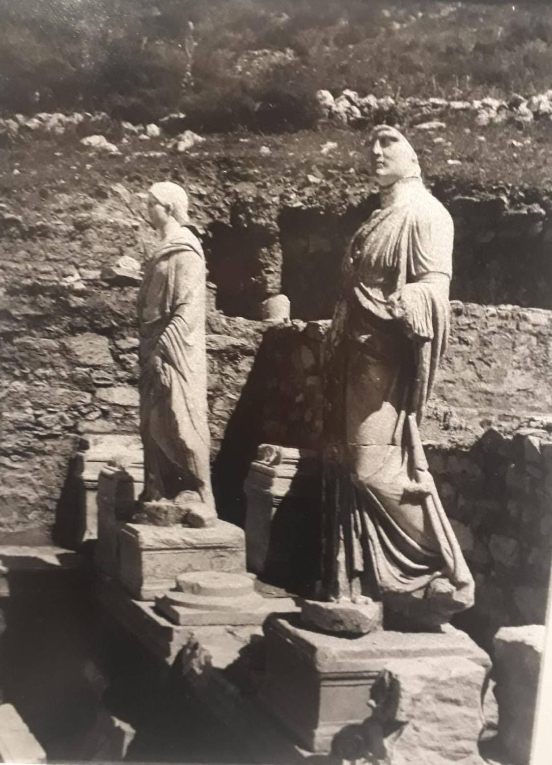 Fotografía histórica en blanco y negro de las excavaciones de Éfeso
