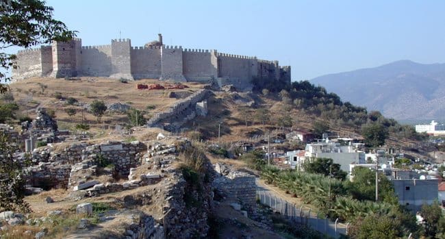 Las murallas y torres de la fortaleza de Ayasuluk
