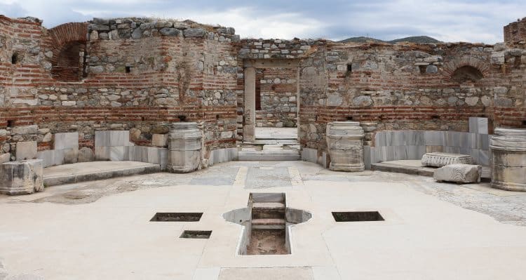 Ruinas de la Basílica de San Juan con la tumba señalada en el centro del crucero