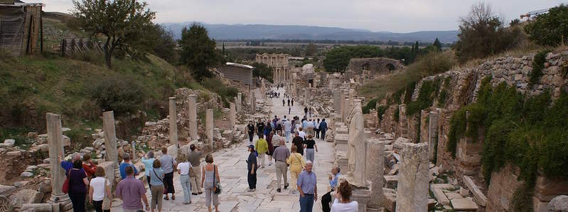 La calle de los Curetes bajando entre columnas