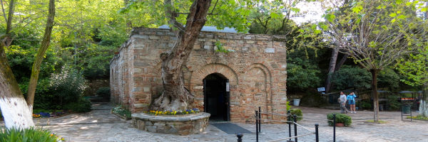 La capilla de piedra de la Casa de la Virgen María rodeada de árboles