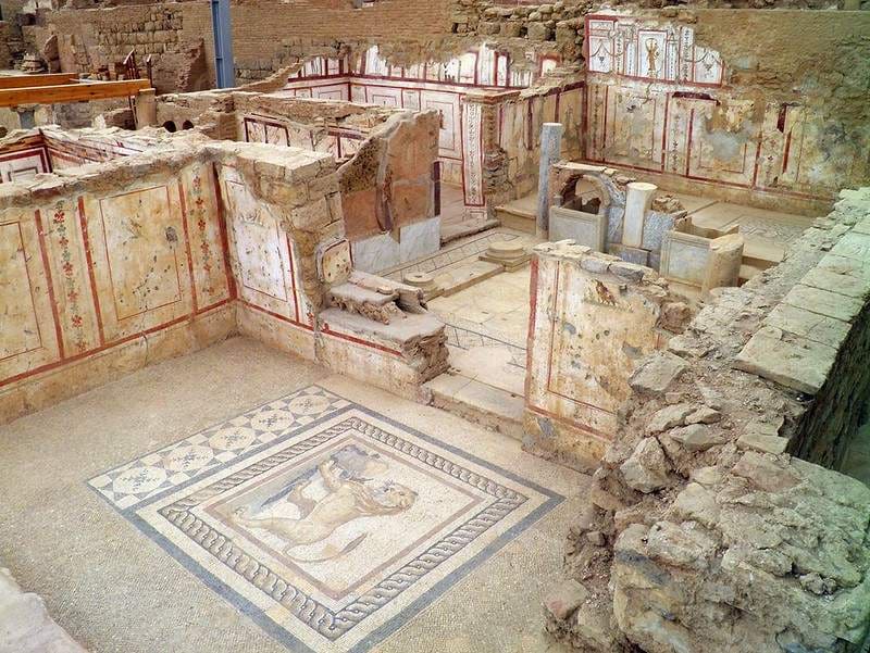 Mosaicos y columnas conservados en el interior de las Casas de la Ladera de Éfeso
