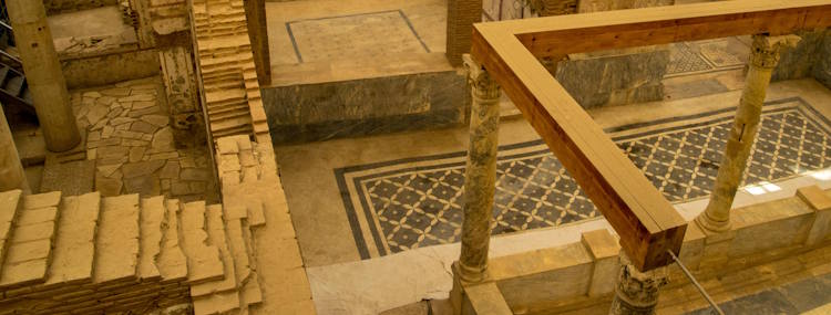 Interior de las Casas de la Ladera de Éfeso, con mosaicos y columnas bajo la cubierta