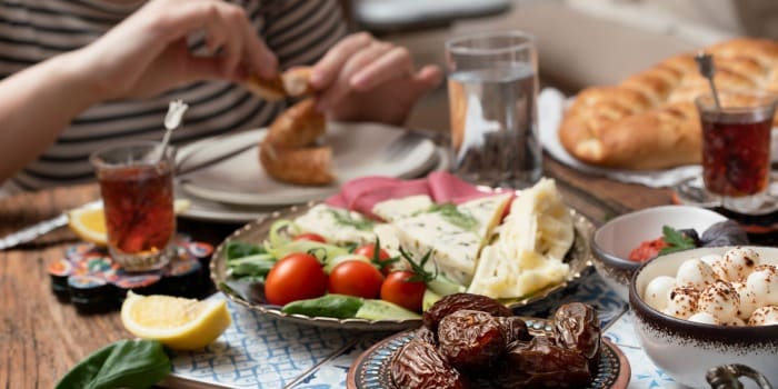 Mesa de desayuno turco de pueblo con quesos y aceitunas