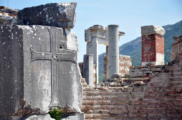 Bloque de mármol con una cruz grabada entre muros de ladrillo y columnas de la iglesia de María, la Doble Iglesia de Éfeso
