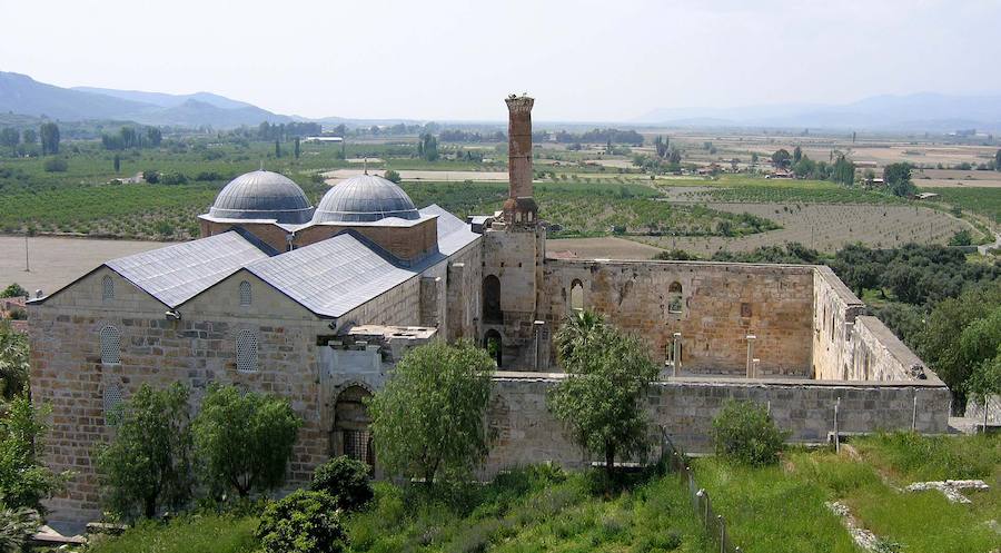 La mezquita de İsa Bey vista desde el cerro del castillo, con la llanura de Selçuk al fondo