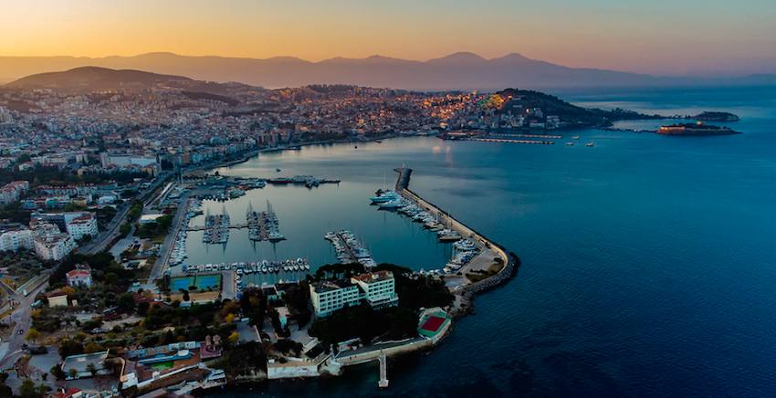 Vista aérea de Kuşadası al atardecer con el puerto deportivo y el paseo a la isla de las Palomas