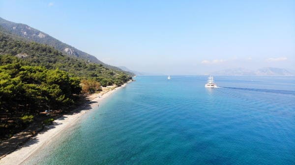 La costa de pinos y agua turquesa del parque nacional de Dilek, en Kuşadası