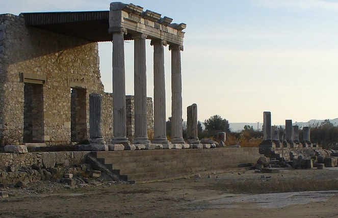 El monumento del puerto de Mileto