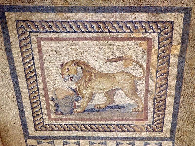 Mosaico romano con la figura de un león
