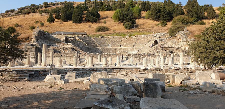 El graderío semicircular del Odeón de Éfeso con la fila de columnas del edificio de escena