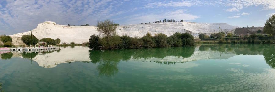 Las terrazas blancas de travertino de Pamukkale reflejadas en el agua