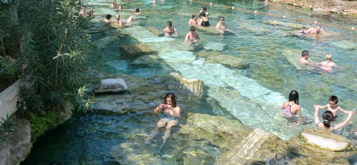 La piscina de Cleopatra con columnas romanas en el fondo