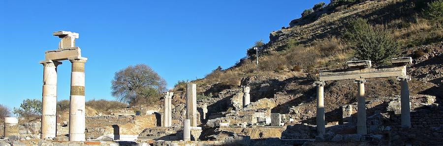 Columnas y arquitrabes reerigidos del Pritaneo de Éfeso al pie de una ladera seca