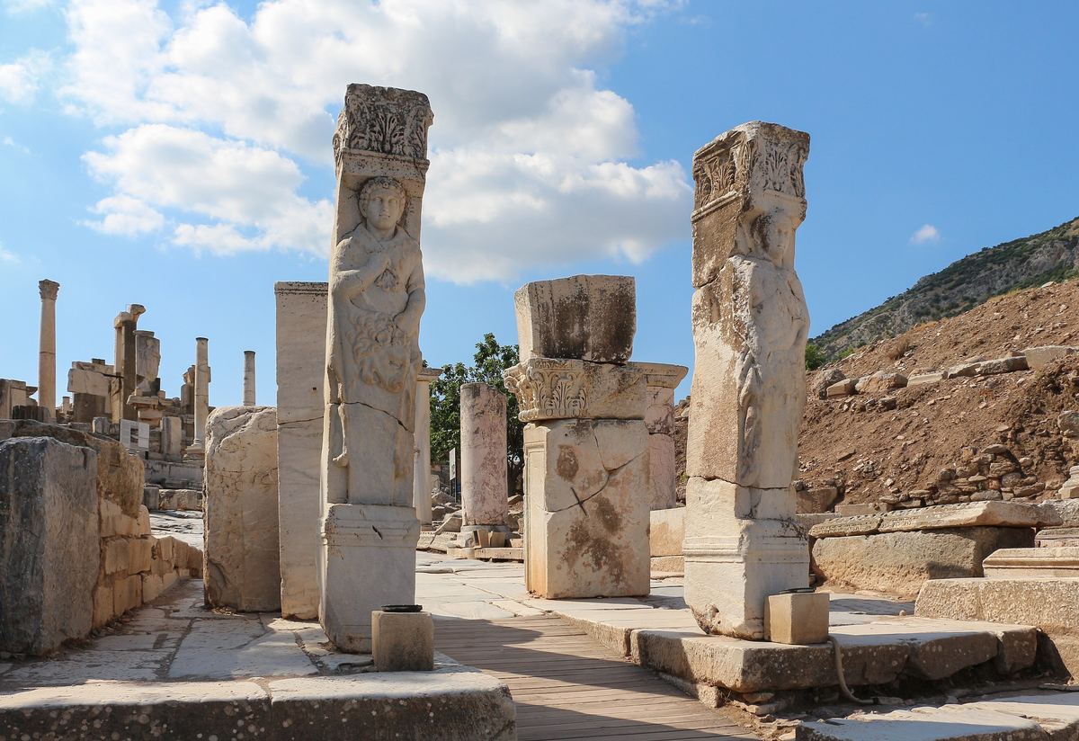 Los dos pilares de la puerta de Heracles en Éfeso, con el héroe tallado en relieve y la piel del león de Nemea sobre el pecho