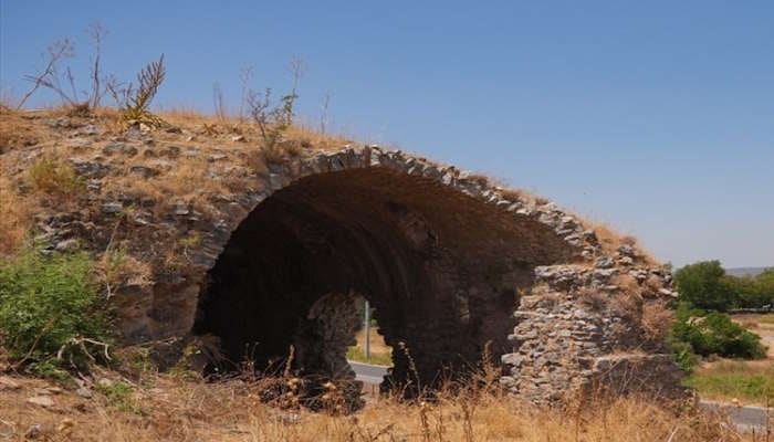Bloques de mármol y arcos en la puerta de Coreso