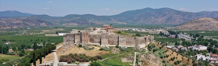 El castillo de Ayasuluk sobre la colina de Selçuk, con la llanura al fondo