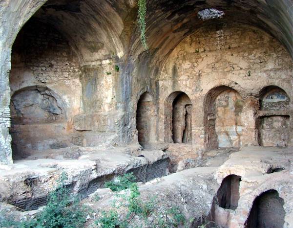Interior de la cueva de los Siete Durmientes