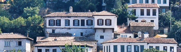 Casas blancas de tejado rojo del pueblo de Şirince en la ladera