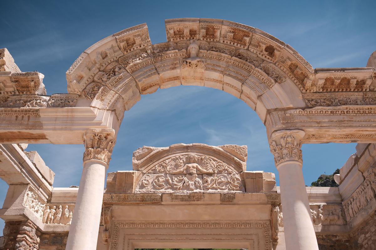 Arco del templo de Adriano en Éfeso con el busto de Tique en la clave y, debajo, el tímpano con Medusa entre hojas de acanto