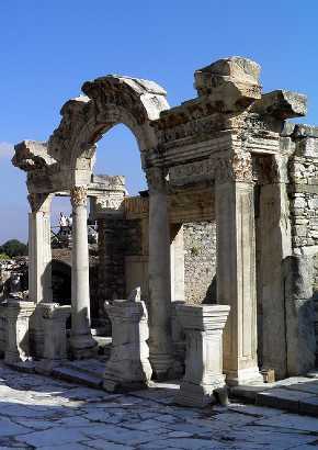 El templo de Adriano con su arco en la calle de los Curetes
