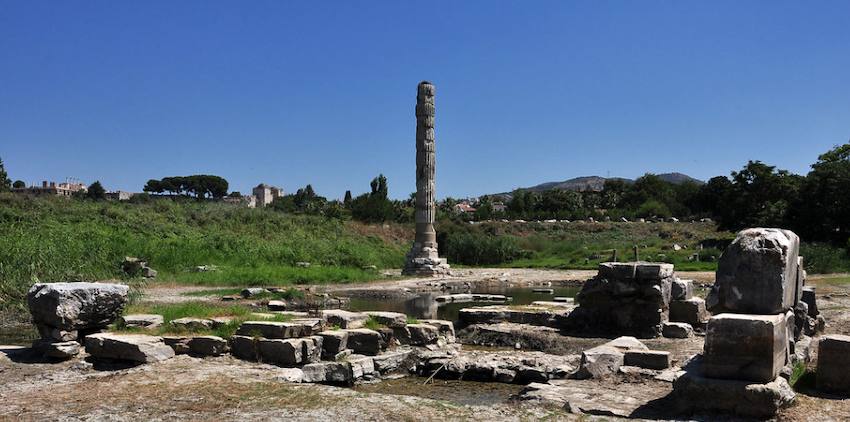 Columna solitaria del Artemisión de Éfeso entre los bloques de la cimentación del templo, en Selçuk, bajo un cielo despejado