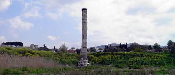 La única columna en pie del Templo de Artemisa, coronada por un nido de cigüeñas